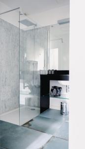 拉罗谢尔Le Manoir Hôtel的浴室设有玻璃淋浴间。