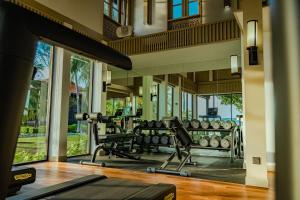 珍南海滩Pelangi Beach Resort & Spa, Langkawi的一个带跑步机和举重器材的室内健身房
