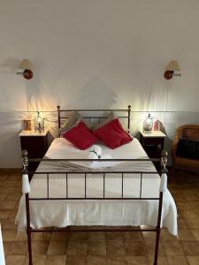 Santana de CambasCasa dos AVÓS的一间卧室配有一张带红色枕头的床