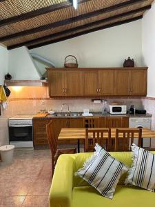 Santana de CambasCasa dos AVÓS的一间带黄色沙发的客厅和一间厨房