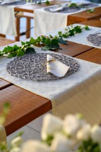 马鲁焦Macchia Piccinna的一张桌子,上面有带餐巾的盘子