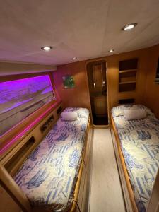 KalkaraRiti Yacht的一间火车室,配有两张床和窗户