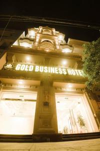 北宁Gold Business Hotel Bắc Ninh的带有读书标志的建筑
