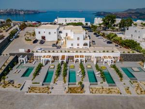 费拉Numa Santorini的享有带游泳池的建筑的空中景致
