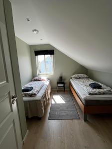 阿伦达尔Cozy and new apartment in Arendal -Hill的小型客房 - 带2张床和窗户