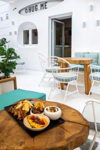 纳克索乔拉Arco Naxos Luxury Apartments的天井上桌子上的盘子