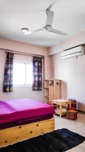 达哈布Dahab Relax Studio 3的一间卧室设有一张大床和一个窗户。