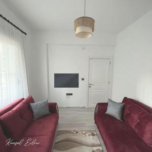 BozyazıKumsal Evleri & Güney - Bahçeli, Denize 200m的客厅配有红色沙发和电视