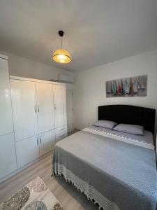 BozyazıKumsal Evleri & Güney - Bahçeli, Denize 200m的一间卧室配有一张床和白色橱柜