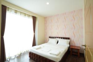 内罗毕Shayona Apartments Limited的一间卧室设有一张床和一个大窗户