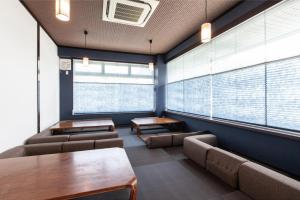 廿日市Global Resort Misen - グローバルリゾート弥山的一间设有桌椅和窗户的等候室