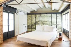 蒙多维Palazzo Fauzone Relais的卧室配有一张大白色床,位于带窗户的房间内