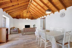 塔科龙特Casa Marhec的客厅配有桌椅和沙发