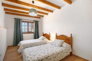 塔科龙特Casa Marhec的一间卧室设有两张床和窗户。