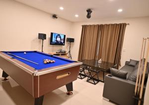 Pool Villa at Salak的客厅配有台球桌和沙发