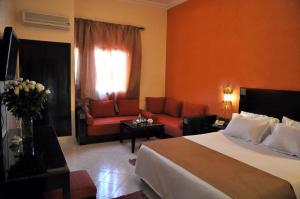 马拉喀什蒙特古里兹酒店及水疗中心的酒店客房,配有床和沙发