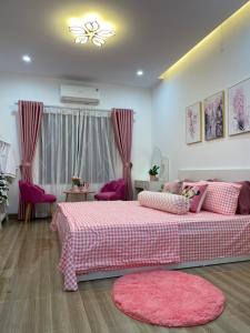河内Nhà Nghỉ Huyền Anh的一间卧室配有两张床和粉红色的毯子