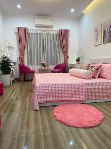 河内Nhà Nghỉ Huyền Anh的卧室配有粉红色的床和粉红色地毯。
