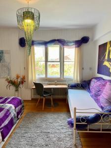 卡塞尔Wohnung am Bergpark Wilhelmshöhe的卧室配有床、椅子和窗户。