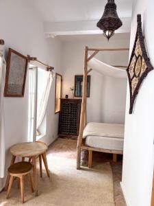 索维拉巴拉丁摩洛哥传统庭院住宅的一间卧室配有一张双层床、一张桌子和一把椅子
