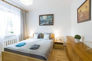 格但斯克Apartament 2 pokojowy Gdańsk的一间卧室配有一张床、一张书桌和一个窗户。