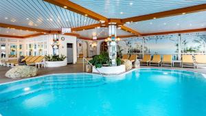 奥伯斯特多夫Alpenhotel Oberstdorf - ein Rovell Hotel的酒店大堂的大型游泳池