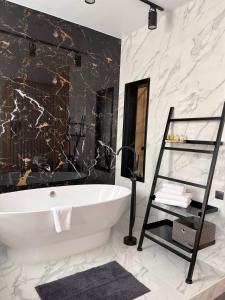 基辅由DBI管理21号酒店的浴室配有白色浴缸和大理石墙。