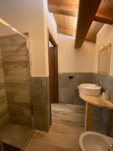 安泰伊-萨伊恩特-安德尔埃Home Cervino Apartments的带淋浴、盥洗盆和卫生间的浴室
