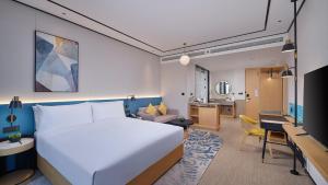 聊城聊城江北水城希尔顿花园酒店的酒店客房设有一张大床和一间客厅。