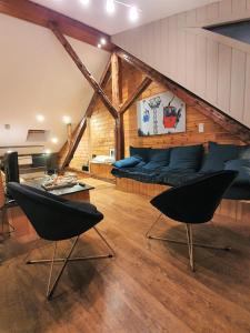 巴斯洛内特Superbe appartement esprit chalet的客厅配有蓝色的沙发和椅子