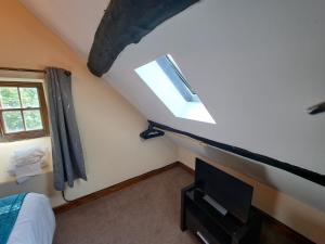 巴茅思Hendre Coed Isaf Caravan Park的客房设有床、电视和窗户。