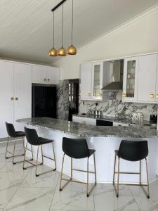 温特和克Avis sunrise view的厨房配有黑色椅子和大理石台面