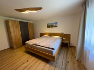 Sankt Stefan im RosentalG5 - Das Chalet am Waldrand的一间卧室设有一张床和天花板