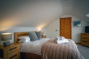 InshKirkstone Lodge的一间卧室配有一张大床、床头柜和一张四柱床