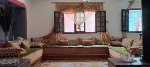 塞拉Dar Dyafa的带沙发和窗户的客厅