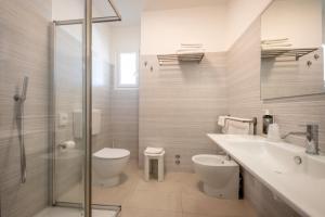 卡奥莱Hotel Parigi的一间带水槽、卫生间和淋浴的浴室
