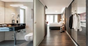 海德堡PLAZA Premium Heidelberg的客房内设有带水槽和卫生间的浴室