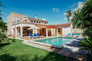 坎波斯Casa rural, finca rústica con piscina Cas Padrins de Campos, Mallorca的一座带游泳池和房子的别墅