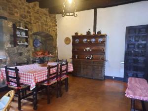 GoizuetaCasa Rural Goikitxe Etxea的一间用餐室,在房间内配有桌椅