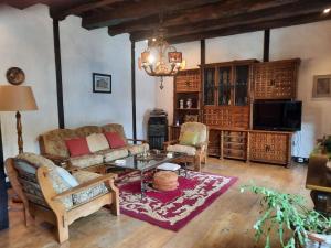 GoizuetaCasa Rural Goikitxe Etxea的客厅配有沙发和桌子