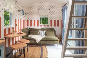 博德明Fleur de Grog - Shepherds Hut的客厅配有绿色沙发以及红色和白色条纹