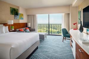 奥兰多Hyatt Regency Grand Cypress Resort的酒店客房设有一张床和一个大窗户