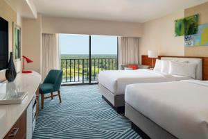 奥兰多Hyatt Regency Grand Cypress Resort的酒店客房设有两张床和大窗户。