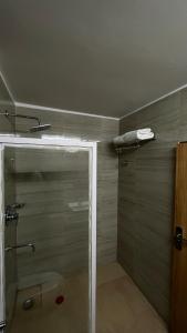 克久拉霍Hotel The Bundela - Khajuraho, Madhya Pradesh的浴室里设有玻璃门淋浴