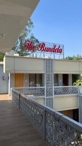 克久拉霍Hotel The Bundela - Khajuraho, Madhya Pradesh的上面有标志的建筑