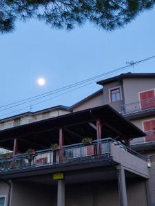 维贾内洛吉纳斯特莱住宿加早餐旅馆的一座带鲜花阳台的建筑