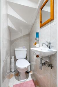伦敦- Cozy 3 Bed House on a Quiet Mews -的一间带卫生间和水槽的浴室