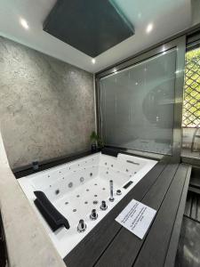奇尼斯风中玫瑰别墅公寓的一间带大浴缸和窗户的浴室