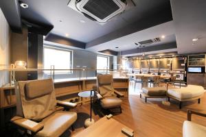 横滨横滨马车道里士满酒店的一个带桌椅的候客室的沙龙