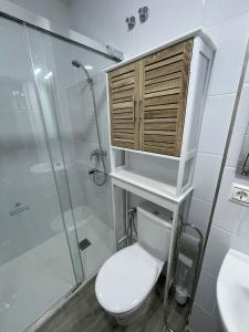 穆拉Apartamento Gabarron的浴室配有卫生间、淋浴和盥洗盆。